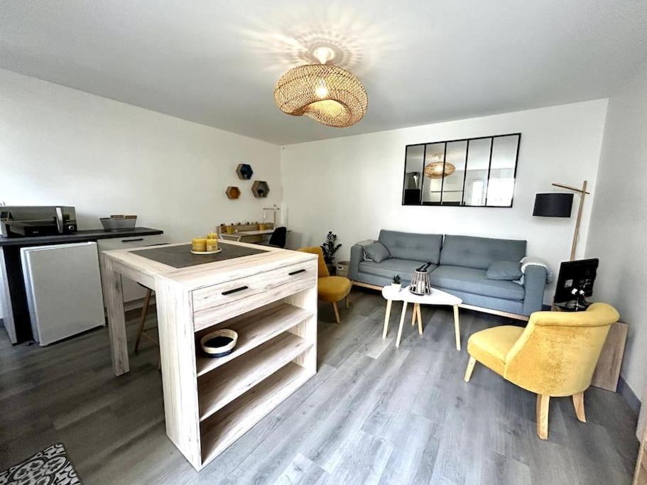 Cote Cour - Appartement En Plein Centre-Ville & Proche Des Thermes Rochefort  Exterior photo